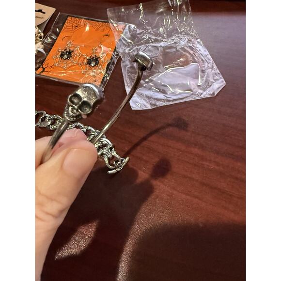 Bundle Lot of 4 Pieces HALLOWEEN VARIETY COSTUME JEWELRY Earrings Bracelets NEW - Picture 6 of 6